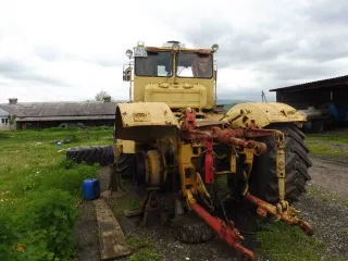 Трактор К-701, 1990 года, желтый, госномер КН 3517 23. Произведена замена всех мостов, полурамы и коробки. По стс номер двигателя и заводской номер машины отсутствует, а по факту номера есть. Все риски, связанные с дальнейшей регистрацией, постановкой на учет в органах ГИБДД и Гостехнадзора…