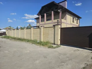 Земельный участок 800 кв.м, дом 548.5 кв.м, участок 1200 кв.м, Саратов. Жилой дом, площадь 548,5 кв.м., количество этажей: 3, в том числе подземных: 1, кадастровый № 64:48:040634:291, по адресу: г. Саратов, ул. Подлесная, 25Б. Земельный участок, площадью 1 200 кв. м., кадастровый номер…