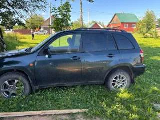 Автомобиль Чери SUV T11, 2007 г.в., г/н Н956ТХ44, VIN XUVDB14B170010907 (Реализация по прямому назначению). Цвет зеленый, имеются следы коррозии на порогах, на дверях, повреждение на правой передней двери, спущены оба передних колеса, заднее правое, на все колеса установлены литые диски, на заднем…