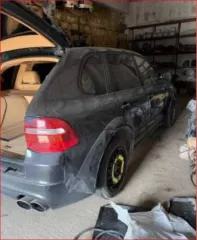 Porsche Cayenne 2007 года, 385 лс, VIN: WP1AB29P98LA35106. (отсутствуют передние фары, на заднем правам колесе запасное колесо, автомобиль не заводится-причина не известна, пробег более 300 000 км.)