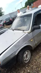 ВАЗ 21099, 2003 года выпуска. Цвет кузова: светло-серебристый металлик. Тип: легковой седан. VIN: XTA21099033427301. Государственный регистрационный знак: М084ВС126. Объем двигателя: 1499 см³. Мощность: 57.2 кВт / 77.8 л.с. Экологический класс: 2. Ключи и документы отсутствуют. В салоне видны…