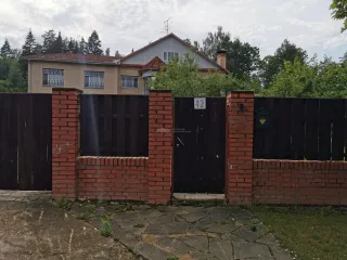 Жилой дом 490,4 кв.м и два земельных участка, Московская область. Жилой дом площадью 490,4 кв. м, кадастровый № 50:20:0000000:299396, кол-во этажей: 3, в том числе подземных 1, по адресу: РФ, Московская обл., г.о. Одинцовский, п подсобного хозяйства МК КПСС, д. 42. Должник препятствует доступу в…