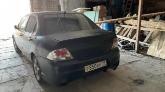 Mitsubishi Lancer 1.6, г/н Р550КР11, цвет кузова синий (перекрашен в черный цвет), VIN JMBSNCS3A7U000473, 2006 г.в., мощность 98 л.с., модель двигателя 4G18HK0564. Кузов седан. Внешние повреждения отсутствуют. Установлены литые колесные диски. Световые приборы без повреждений. Резина летняя…