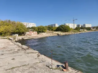 Комплекс из 11 и одноэтажных нежилых зданий в неудовлетворительном состоянии и 1 го сооружения общей площадью 2 521,10 кв.м.  кад.№ 90:19:010113:26693, 379,8 кв.м., склад  кад.№ 90:19:010113:367, 207 кв.м., мастерские гараж  кад.№ 90:19:010113:368, 135,2 кв.м., механические мастерские  кад.№…