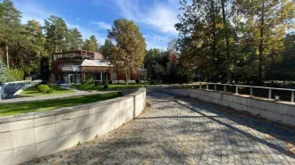 Дом 953,5 кв.м и земельный участок 3357 кв.м в Московской области, Одинцовский район, сельское поселение Горское, поселок Горки-2, ПДСК «Беркут-5». Кадастровый номер участка: 50:20:0040651:120. Кадастровый номер дома: 50:20:0040651:180. Встроенные стеллажи (5 шт), диваны желтого цвета (2 шт)…