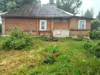1/3 доля в праве на жилое здание площадью 34,6 кв.м, кадастровый номер 60:23:0010320:41. 1/3 доля в праве на земельный участок площадью 1235,6 кв.м, категория земель - земли населенных пунктов, разрешенное использование - для ведения личного подсобного хозяйства, кадастровый номер 60:23:0010321:2…