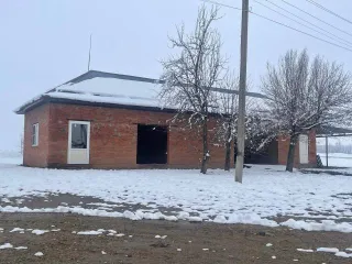 Формовочное отделение, кольцевая печь, сушильные сараи общей площадью 1653,8 кв.м. Здание, кадастровый номер 01:01:3601000:455 — формовочное отделение, общая площадь 273,6 кв.м., инвентарный номер 79:205:002:600003010:0500, литер Д, этажность 1, расположено по адресу: Россия, Республика Адыгея…