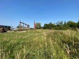 Нежилые здания: 
Коровник - 1 098,1 кв. м, кадастровый номер 67:03:1620101:512,
Сенной склад - 1 083 кв. м, кадастровый номер 67:03:1620101:391, 
Силосная траншея - 1 014,9 кв. м, кадастровый номер 67:03:1620101:514, 
Телятник - 628,9 кв. м, кадастровый номер 67:03:1620101:526,
Склад - 410,7…