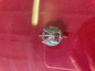 Вещевое имущество (вч 5598): движимое военное имущество (кроме вооружения и боеприпасов): а) вещевое имущество. Перечень имущества, подлежащего реализации, указан в Приложении №1, а также в прикрепленном файле "Приложение 1 вч 5598".