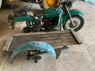 Мотоцикл "Урал", без государственного номера, ключей и документов. По исполнительным документам идентификационный номер 08303 и номер двигателя 580241. Рабочее состояние не проверялось (Уведомление №1410 К от 10.06.2025 г.). Назначение: pryamie.