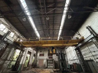 Электромостовой кран 5т 1958 года выпуска, инвентарный номер 221814. Внешне не разукомплектован, возможно отсутствие деталей.