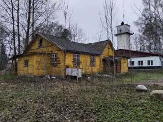 Нежилое одноэтажное здание общей площадью 117 кв.м с кадастровым номером 47:01:0401001:499, расположенное на земельном участке площадью 1204 кв.м с кадастровым номером 47:01:0401001:149, по адресу: Ленинградская область, Выборгский район, Приморское городское поселение, г. Приморск, ул. Школьная…