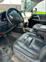 Toyota Land Cruiser 200, 2009 г.в., VIN – JTMHT05J805056007, ПТС 78УЕ 937622; цвет кузова серый; 288 л.с.; тип двигателя бензиновый; категория ТС В, экологический класс четвертый, имущество обременено залогом Сырцова Сергея Анатольевича.