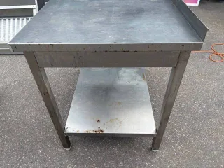 Стол пристенный Kayman СП-222/1007. Является бывшим в употреблении имуществом, могут иметься скрытые недостатки.