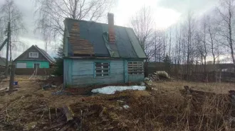 Нежилое здание (садовый домик с хозпостройками) по адресу: г. Сыктывкар, территория Эжвинский СНТ Таежное, дом 57а, одновременно с земельным участком Объект представляет собой деревянный дом, обшитый досками, покрашенный, краска выгорела. Крыша рулонная по деревянным стропилам чердака имеются…