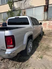Volkswagen Amarok 2020 года, 258 лс. Сведения об имуществе: марка, модель: Volkswagen 2H Amarok; тип ТС: Грузовой бортовой (пикап); год выпуска: 2020; цвет: Серебристый; VIN (заводской №): WV1ZZZ2HZLH018894. Преимущества: 1. Универсальность: Сочетает в себе комфорт премиального внедорожника для…