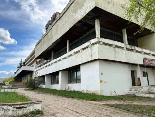 Здание, назначение: нежилое (гостиница), кад номер: 50:60:0020103:58; Площадь общая 9 365,4 кв. м
Здание, назначение: нежилое (проходная), кад номер: 50:60:0020103:55; Площадь общая 7,7 кв. м
Помещение, назначение: нежилое (теплица), кад номер: 50:60:0020103:92; Площадь 666,9 кв. м
Сооружение…