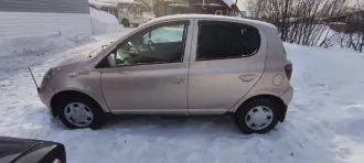 Toyota Vitz, 2001 года, 70 лс, 299999 км, АКПП, автомобиль на ходу, хорошее техническое состояние, ДВС контракт, масло не расходует. По лкп внимания требуют пороги, лобовое стекло с трещиной, салон чистый.