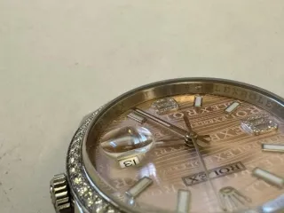 Rolex Datejust ref. 116244 Наручные часы «Rolex Datejust ref. 116244»(идентификационный номер на часах — «63T71126»), корпус круглый из металла серебристого цвета. Замок с штампованной надписью: «ROLЕХ», «GENEУА», «SWISS МАDЕ», б/у.