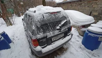 Ford Escape 2003 года, черный. VIN кузова: 1FMCU93163KA24592. На ходу, автоматическая коробка передач. Имеется коррозия кузова, трещины на лобовом стекле. Требуется ремонт ходовой части и замена рулевой рейки. Отсутствует правое переднее крыло. Двигатель требует ремонта. Правая передняя дверь под…