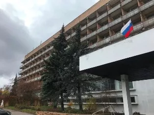 Недвижимое и движимое имущество - здание, назначение: нежилое (гостиница), кад номер: 50:60:0020103:58; здание, назначение: нежилое (проходная), кад номер: 50:60:0020103:55; помещение, назначение: нежилое (теплица), кад номер: 50:60:0020103:92; сооружение, назначение: нежилое (благоустройство с…