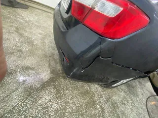 Toyota Camry, 2013 года, 181 лс, 265400 км, АКПП. Автомобиль марки TOYOTA, модель CAMRY, год выпуска 2013, идентификационный номер (VIN): XW7BF4FK10S031357. Состояние автомобиля: Есть трещина в передней правой фары, бампер задний сломан, небольшая вмятина на багажнике, акпп требует ремонта.