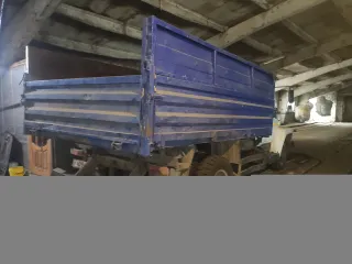 Автомобиль ГАЗ-САЗ-35071 2013 года, грузовой самосвал. VIN: X3E350710D0011859. Категория С. Двигатель Д2457Е4 №812246, дизельный, 125 л.с., 4750 куб.см, экологический класс 4. Мощность 92 кВт. Цвет кабины белый. Разрешенная максимальная масса 8180 кг, масса без нагрузки 3940 кг. Государственный…