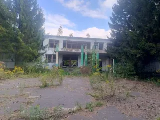 Нежилое здание 2475.6 кв.м и земельный участок 20107 кв.м, Орловская область, Глазуновский район, д. Гремячево, ул. Школьная, д.2. Кадастровый номер здания: 57:16:0130101:141, назначение: нежилое. Кадастровый номер земельного участка: 57:16:0130102:166. Год ввода в эксплуатацию: 1985. Количество…