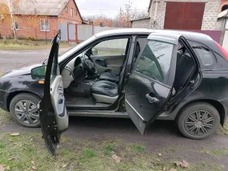 Лада Калина 2010 года, VIN: XTA111940A0113921, цвет черный.