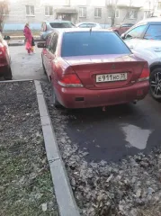 Mitsubishi Lancer, 2005 года, 75 лс, 200000 км, АКПП, VIN: JMBSRCS3A6U004057. Совместно нажитое. Автомобиль на ходу, нет аккумулятора и сигнализации, двигатель работает плохо. На передней двери и пороге незначительные вмятины и царапины. Спереди зимние шины, сзади летняя резина, коробка передач…