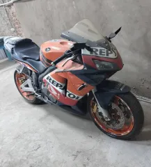 Мотоцикл Honda без государственного регистрационного знака, VIN: JH2PC37BX4M105584. Ключей и документов нет. Мотоцикл, модель и номер двигателя 152FMH 100472567, повреждения по всему кузову, без государственного регистрационного номера, с корзиной. Ключей и документов нет. Лодка ПВХ и весла, одно…