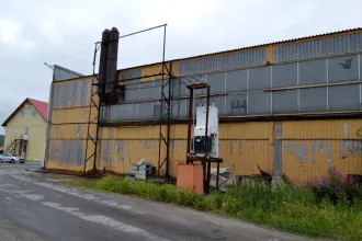 Административное здание, кад.№ 51:01:0101002:104, S=372,2 кв.м.; Склад - часть здания, кад.№ 51:01:0101002:123, S=427,7 кв.м.; здание гаража, кад.№ 51:01:0101002:89, S=1798,7 кв.м.; Земельный участок, кад.№ 51:01:0101002:6, S=4725 +/- 24,06 кв.м.; Беседка-гриль; Сторожка из бруса; Видеорегистратор…