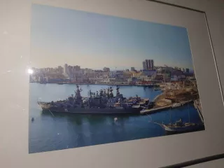 имеется определение АС Московской области от 26.03.2024г. Ретро фотографии в раме 7 шт. Мебель мягкая иск. кожа Шкаф для документов 2 полки Стол журнальный Стол руководителя  комплект  Клавиатура, мышь НП Клавиатура Леново Кресло руководителя Стулья для переговорной Канц.набор руководителя…