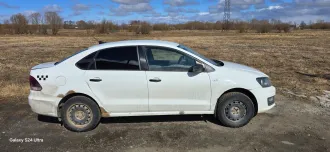 Volkswagen Polo 2019 года, белый цвет, VIN: XW8ZZZ61ZKG051234. Пробег 351161 км. Использовался в такси. Не на ходу, неисправен двигатель, демонтирован, находится в разобранном состоянии в багажнике автомобиля. Значительные повреждения, разрывы железа и вмятины по левой стороне автомобиля…