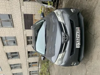 Toyota RAV4. На ходу. Сколы и трещина на лобовом стекле, вмятина на заднем правом крыле, отсутствует запасное колесо. Ключи — 2 комплекта.