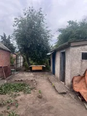 Продается имущество в Таганроге по адресу: пер. 9-й Новый, д. 1-б. В состав входят: нежилое здание общей площадью 123,5 кв. м (1 этаж), сарай 14,8 кв. м, туалет 5,1 кв. м (реестровый номер П2300001090) и земельный участок площадью 383 кв. м (кадастровый номер 61:58:0004023:2). Общая площадь…