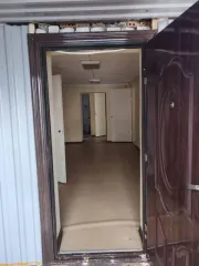 Здание склада с офисами 301,6 м² и участок 835 м², Сургут. Земельный участок, кадастровый номер: 86:10:0101212:894, площадь: 835 +/- 6 м2, категория земель: земли населенных пунктов, и нежилое здание — склад с офисными помещениями, 2 этажа, кадастровый номер: 86:10:0101212:524, площадь: 301.6 м2…