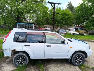 Nissan X-Trail 2003 года, цвет синий (голубой). ПТС: 25ТО 463044, госномер У701TX125. Двигатель QR20320956A, мощность 150 л.с. Разрешенная максимальная масса 1685 кг, масса без нагрузки 1410 кг. Находится в совместной собственности.