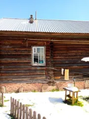 1/4 доли жилого дома, 46,8 кв. м, Удмуртская Республика, жилой дом с постройками: дровяник, баня, предбанник, сарай, конюшня, навес, назначение: жилой дом, количество этажей: 1, общая площадь 46,8 кв. м., адрес (местоположение): Удмуртская Республика, Малопургинский район, с. Малая Пурга, улица…