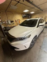 Toyota Harrier 2018 года, универсал. Государственный номер С151ТЕ124, VIN ASU60-0007299, номер кузова ASU60-0007299, номер двигателя 8АRZ114612. Цвет белый. Объем двигателя 1998 см³, мощность 231 л.с. Рабочее состояние не проверялось, видимых повреждений не имеет. Обременения: запреты судебного…