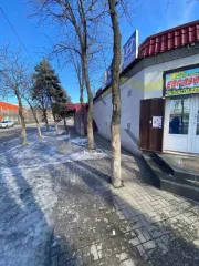 ½ доли нежилого здания площадью 180,8 кв.м, кадастровый номер: 61:59:0020610:843. Адрес: Ростовская область, г. Шахты, пр-кт. Победа Революции, ост. «Обувная фабрика» (в город).
