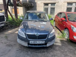 Skoda Fabia 2010 года, цвет темно-серый, VIN XW8EH45JXBK503716, госномер М484ТР29. Пробег 182 000 км. Имеются повреждения кузова.