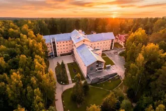 Комплекс недвижимости с земельным участком 2260.6 кв.м, п. Борок, Ярославская область, расположенный по адресу: Ярославская область, Некоузский район, п. Борок с земельным участком, в составе: Здание больницы-поликлиники, КН 76:08:010631:338, 5 эт., в т. ч. подземных 1, 5 556,8 кв. м; ЯО, р-н…
