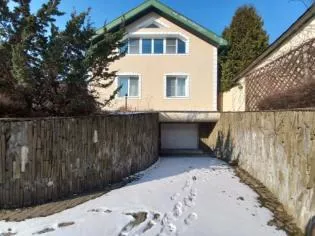 Земельный участок площадью 906 кв. м., расположенный по адресу обл. Московская, р-н Одинцовский, с/о Аксиньинский, с. Аксиньино, уч.29, с/т «Аксиньино», кадастровый номер: 50:20:0050312:53. Жилой дом площадью 819,9 кв. м., расположенный по адресу Московская область, Одинцовский район, Аксиньинский…