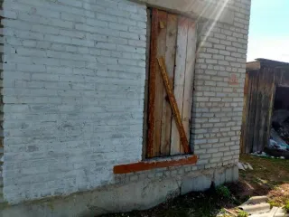 Земельный участок площадью 4371 кв.м и нежилое здание площадью 51.7 кв.м, расположенные по адресу: Республика Бурятия, Хоринский район, село Хоринск, улица Строительная, дом 1 "б". Кадастровые номера: 03:21:270235:65 и 03:21:270235:69.