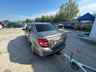 LADA Granta 2021, седан, серый, госномер Е525СВ186, VIN XTA219040N0822042, ЭПТС 1643 01040501477, СТС 99 44 703599. Вмятина возле левой передней фары.