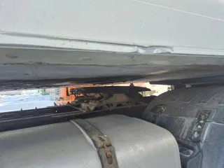 Schmitz SKO24 2000 года. VIN WSMS7480000436626. Техническое состояние: Отсутствует опорная плита шкворня, отсутствует шкворень. Требуется текущее обслуживание ходовой части, требуется текущее обслуживание рефрижератора, замена шин (износ 70 – 80 %).