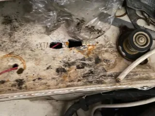 ВАЗ-21063 1990, ИЖ 2126-030 2003. ВАЗ-21063 1990 года, госномер отсутствует, цвет бежевый, VIN XTA210630L2419060 повреждён. Состояние: б/у, кузов мятый, верх покрыт черной пленкой, ржавчина по кузову, салон разукомплектован, без аккумулятора, документы и ключи отсутствуют. ИЖ 2126-030 2003 года…