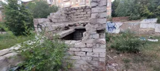 Земельный участок, площадь 251 +/- 6 кв.м., назначение: земли населенных пунктов, кадастровый номер: 63:01:0910008:1034 с ветхим строением, подлежащим сносу (общественный туалет) кадастровый номер: 63:01:0910008:982
Адрес: Россия, Самарская область, г. Самара, Михаила Сорокина, д. 1а