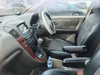 Toyota Harrier, 2001 года, модель 2AZ 0533931, кузов ACU10-0009247, цвет серый и темно-серый, 160 л.с. (120 кВт), 381000 км, полный привод, АКПП, рабочий объем двигателя 2362 куб. см, разрешенная максимальная масса 1855 кг, масса без нагрузки 1580 кг. Транспортное средство давно стоит без движения…